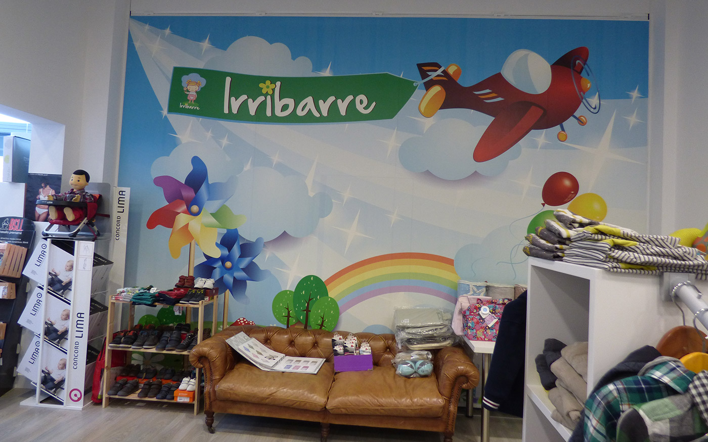 Foto reforma pared tienda infantil