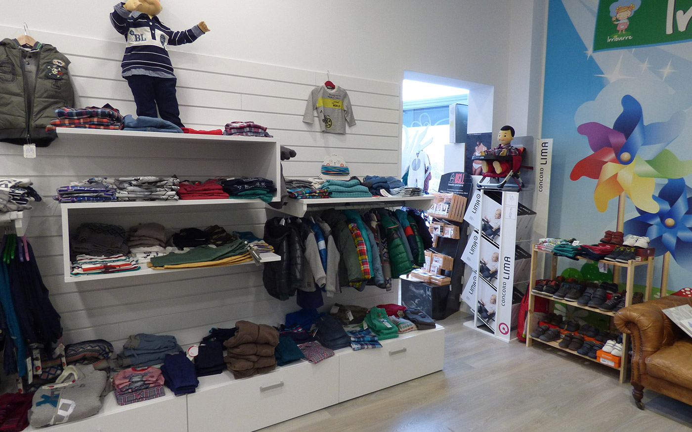 Foto reforma estantería tienda infantil