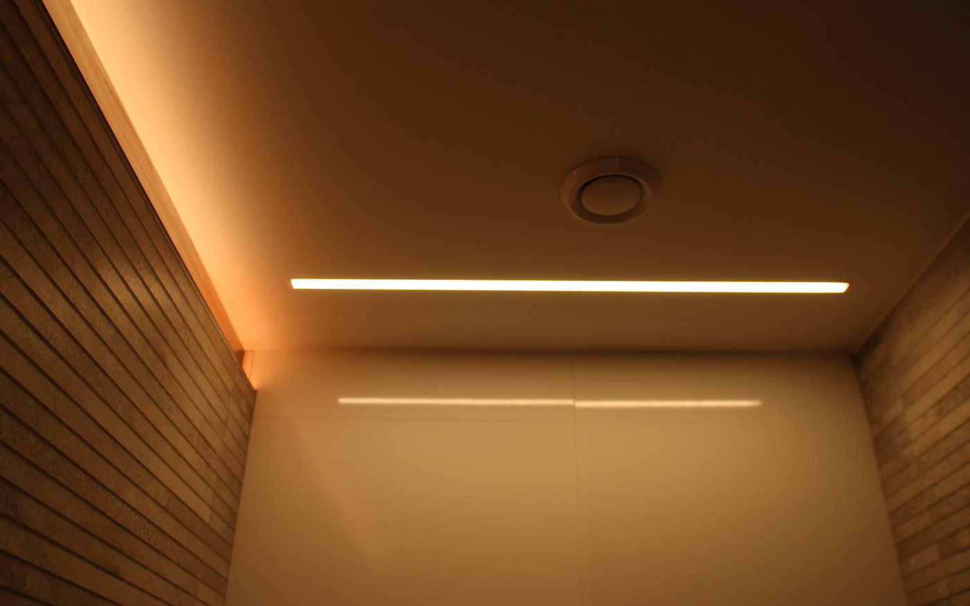 Foto reforma baño cafetería luces led